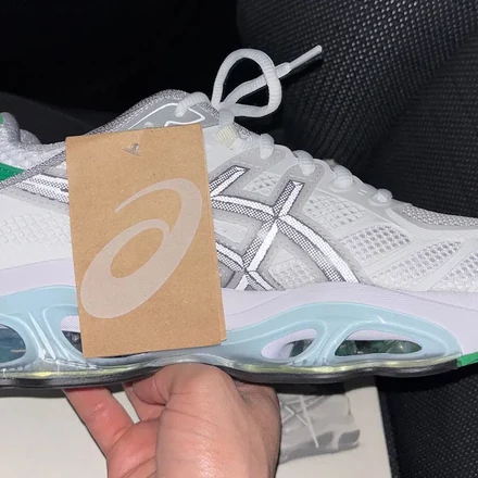 【発売未定】 ヒドゥン NY × アシックス スポーツスタイル ゲル キネティック 2.0 ホワイト/シルバー/グリーン