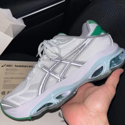 【発売未定】 ヒドゥン NY × アシックス スポーツスタイル ゲル キネティック 2.0 ホワイト/シルバー/グリーン