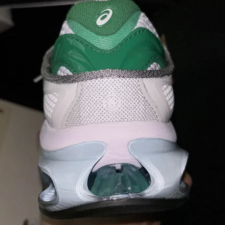 【発売未定】 ヒドゥン NY × アシックス スポーツスタイル ゲル キネティック 2.0 ホワイト/シルバー/グリーン