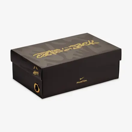 【国内6月30日発売予定】 トラヴィス・スコット × ナイキ ファントム 6 ロー エリート FG SE マルチカラー/メタリック ゴールド(IQ8140-900)