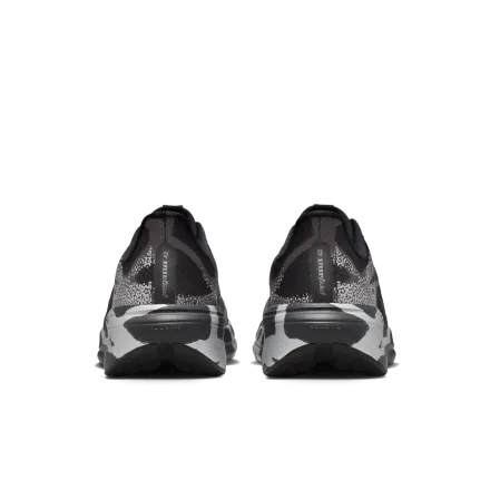 【海外5月21日発売予定】 ナイキ ペガサス 42 DSRPT ブラック/ミディアムアッシュ/メタリックシルバー/ブラック(IQ3928-001)