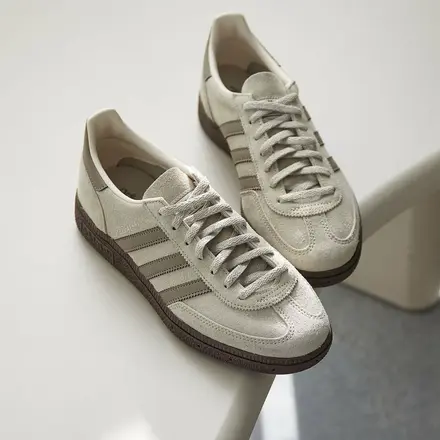 【国内5月14日発売予定】 グリーンレーベル リラクシング × アディダス オリジナルス ハンドボール スペツィアル ベージュ(LA2760)