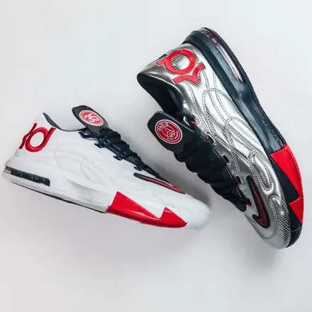 【2026年発売予定】パリ・サンジェルマン × ナイキ KD 6 ホワイト/カレッジ ネイビー-グローバル レッド-ハイパー ロイヤル(IU0593-100)