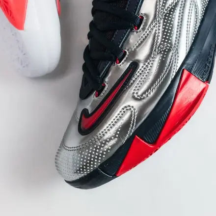 【2026年発売予定】パリ・サンジェルマン × ナイキ KD 6 ホワイト/カレッジ ネイビー-グローバル レッド-ハイパー ロイヤル(IU0593-100)