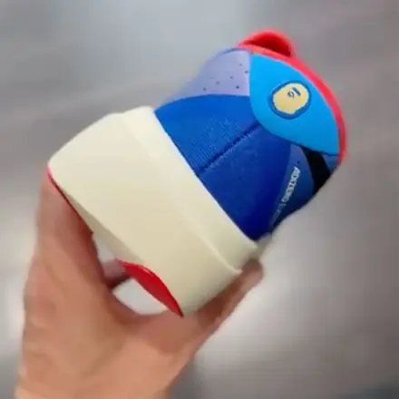 【海外6月27日発売予定】ア ベイシング エイプ × アディダス アディゼロ エヴォ SL ブルー/グリーン/レッド(KJ5749)