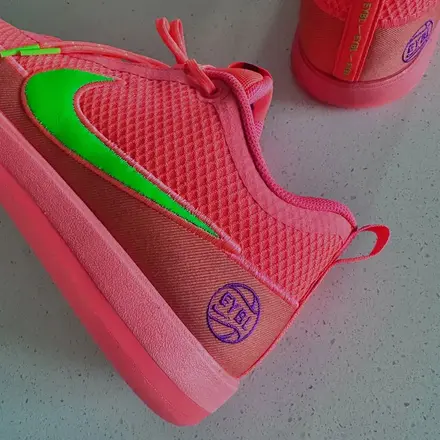 【非売品】ナイキ ブック 2 PE "EYBL" サンセットピンク/ネオングリーン