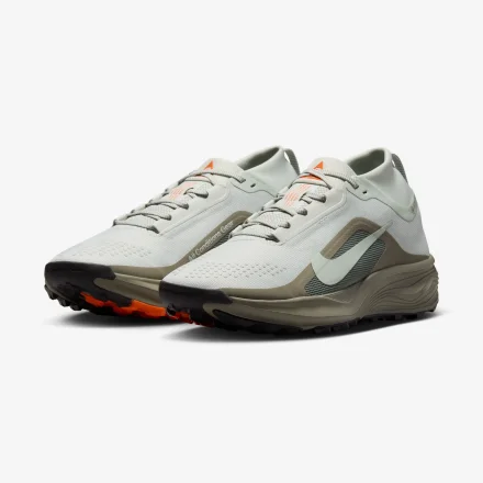【国内8月1日発売予定】ナイキ ACG ペガサス トレイル GORE-TEX ライトシルバー/ライトアーミー/セーフティオレンジ/ライトシルバー(IQ1084-003)