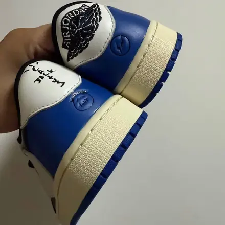 【発売未定】フラグメント デザイン × トラヴィス・スコット × ナイキ エアジョーダン 1 ロー OG ブラック/セイル/スポーツロイヤル/モスリン(DM7866-014)