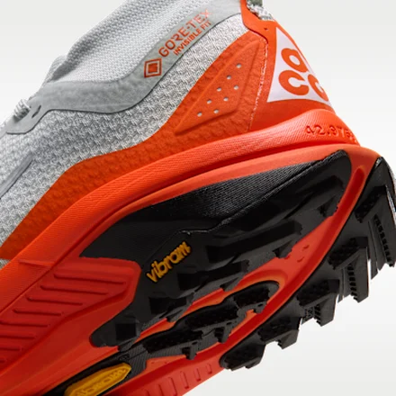 【海外7月16日発売開始】ナイキ ウィメンズ ACG ゼガマ トレイル GORE-TEX ライトシルバー/セーフティオレンジ/ブラック/サミットホワイト(IO7933-002)