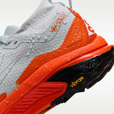【海外7月16日発売開始】ナイキ ウィメンズ ACG ゼガマ トレイル GORE-TEX ライトシルバー/セーフティオレンジ/ブラック/サミットホワイト(IO7933-002)