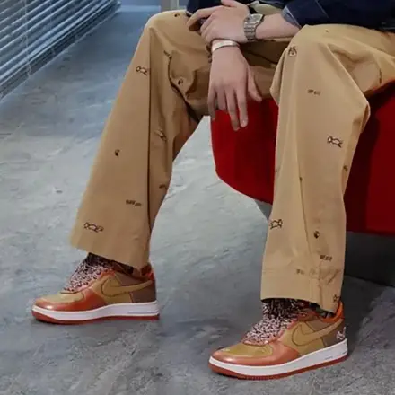 【国内10月17日発売予定】NIGO × J-HOPE/BTS × ナイキ エア フォース 1 LOW '01 "バーント サンライズ & メタリック ゴールド"(IO8766-800)