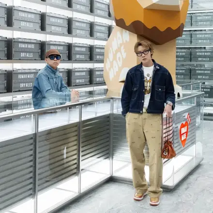 【国内10月17日発売予定】NIGO × J-HOPE/BTS × ナイキ エア フォース 1 LOW '01 "バーント サンライズ & メタリック ゴールド"(IO8766-800)