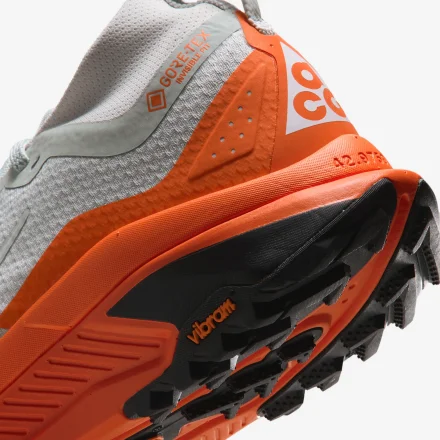 【国内8月1日発売予定】ナイキ ACG ゼガマ トレイル ゴアテックス リネン/ライトクリムゾン/ライトオールウッドブラウン/ブラック(IO7932-001)