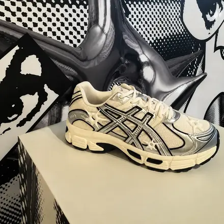 【海外8月7日発売予定】P.A.M. × アシックス スポーツスタイル ゲルストラタス MC “クラフツ フォー マインズ” 2色