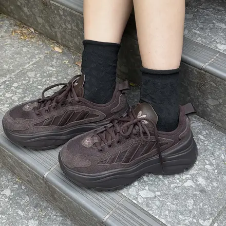 【国内9月11日発売予定】ゾゾタウン × アディダス オリジナルス ウィメンズ オズガイア ダークブラウン