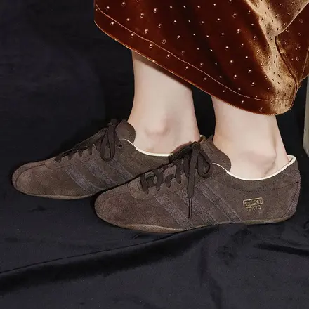 【国内9月17日発売予定】エミ × アディダス オリジナルス ウィメンズ トーキョー ダーク ブラウン(EES0126F0067)