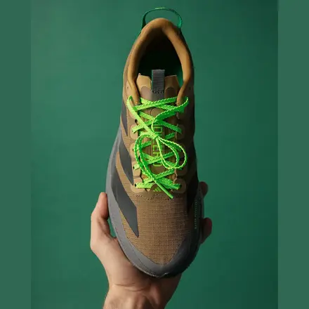 【海外9月17日発売予定】アップ ゼア アスレチックス × アディダス アディゼロ エヴォ SL ATR ブラウン/ブラック/ダーク グレー/グリーン