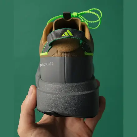 【海外9月17日発売予定】アップ ゼア アスレチックス × アディダス アディゼロ エヴォ SL ATR ブラウン/ブラック/ダーク グレー/グリーン