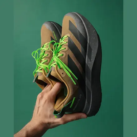 【海外9月17日発売予定】アップ ゼア アスレチックス × アディダス アディゼロ エヴォ SL ATR ブラウン/ブラック/ダーク グレー/グリーン