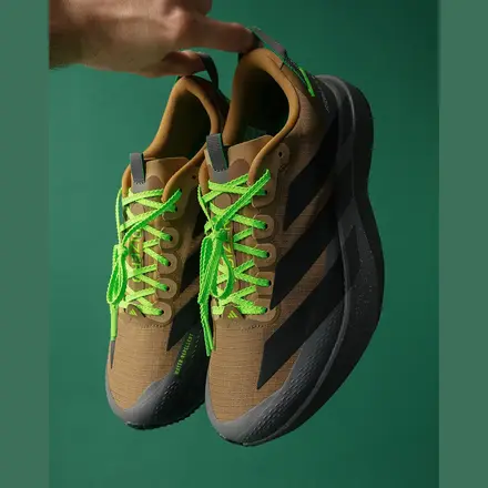 【海外9月17日発売予定】アップ ゼア アスレチックス × アディダス アディゼロ エヴォ SL ATR ブラウン/ブラック/ダーク グレー/グリーン