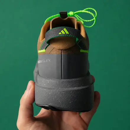 【海外9月17日発売予定】アップ ゼア アスレチックス × アディダス アディゼロ エヴォ SL ATR ブラウン/ブラック/ダーク グレー/グリーン