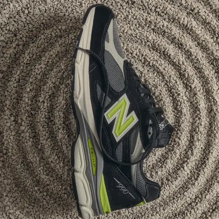 【国内10月2日発売予定】キス × ユナイテッドアローズ&サンズ × ニューバランス 990V3 2色