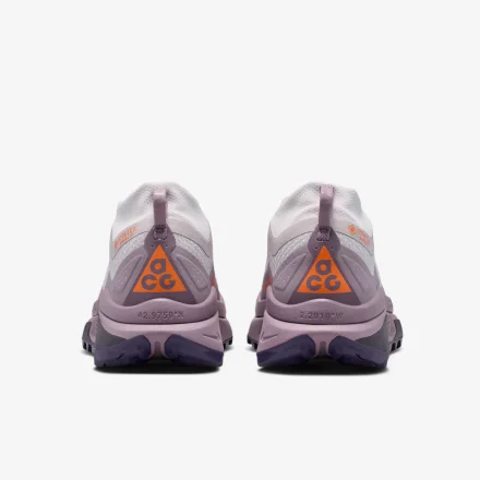 【国内10月5日発売予定】ナイキ ウィメンズ ACG ゼガマ トレイル ゴアテックス シルバーライラック/パープルダイナスティー/セーフティオレンジ/バイオレットダスト(IO7933-004)