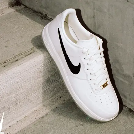 【2026年発売予定】 ナイキ エアフォース1 '07 "SNKRS フレンズ & ファミリー" クリーム/ミッドナイトネイビー(IX8486-030)