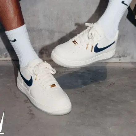 【2026年発売予定】 ナイキ エアフォース1 '07 "SNKRS フレンズ & ファミリー" クリーム/ミッドナイトネイビー(IX8486-030)
