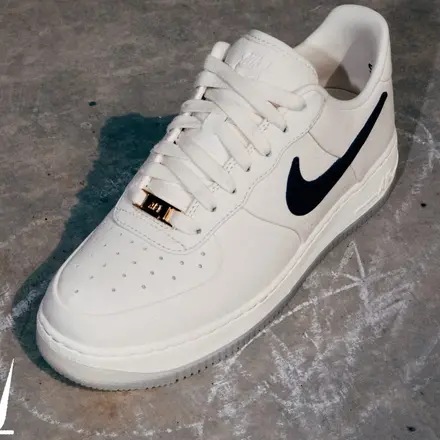 【2026年発売予定】 ナイキ エアフォース1 '07 "SNKRS フレンズ & ファミリー" クリーム/ミッドナイトネイビー(IX8486-030)