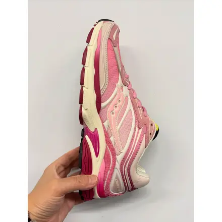 【国内10月31日先行発売予定】アトモス × サッカニー プログリッド オムニ 9 "ピンク フラミンゴ"