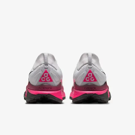 【国内10月19日発売開始】ナイキ ウィメンズ ACG ゼガマ トレイル ピュアプラチナム/ハイパーピンク/イエローオークル/ブラック(HV8115-009)