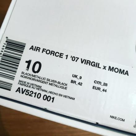 オフホワイト × モマ × ナイキ エアフォース1 '07 ヴァージル ブラック/メタリック シルバー-ブラック(AV5210-001)